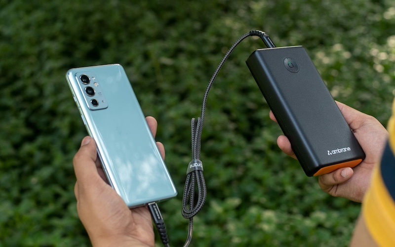 nabíjanie mobilu cez powerbanku